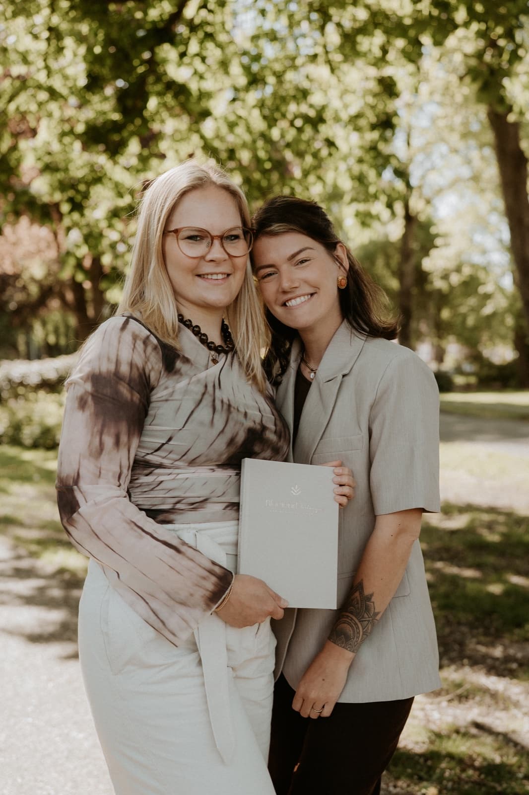 Janine en Claudia houden samen het dagboek vast