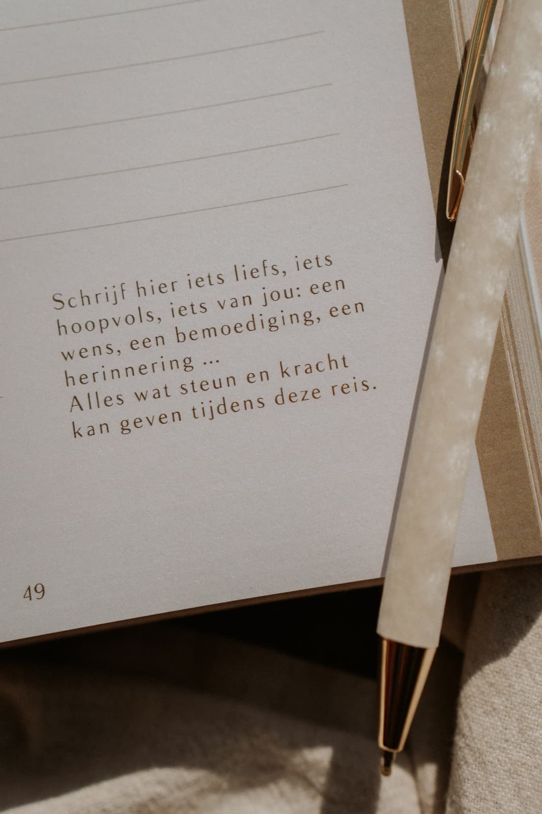 Schrijfprompt 'Schrijf hier iets liefs' met pen op de pagina