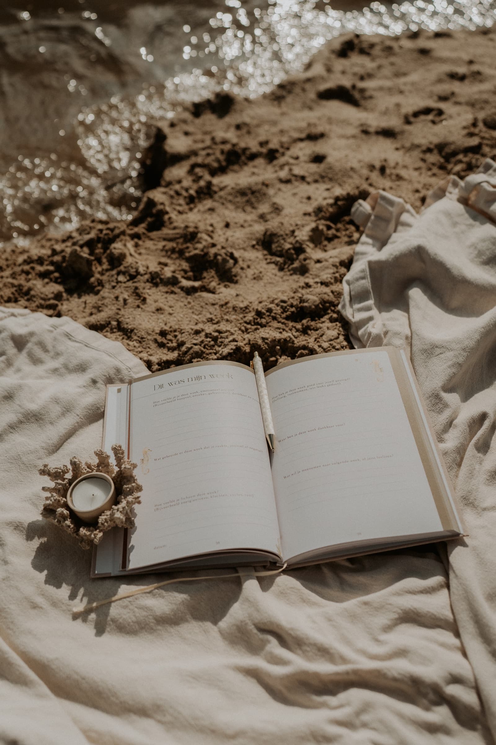 Spread ‘Dit was mijn week’ met schrijfruimte, aan het strand